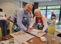 Burgemeester Thierry Lens steekt samen met bewoners de handen uit de mouwen tijdens Baked With Love