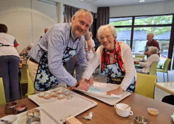 Burgemeester Thierry Lens steekt samen met bewoners de handen uit de mouwen tijdens Baked With Love