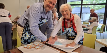 Burgemeester Thierry Lens steekt samen met bewoners de handen uit de mouwen tijdens Baked With Love
