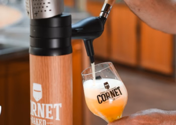 De brouwmeesters van Cornet zetten volgende innovatiestap: Cornet Alcohol-Free nu ook van het vat