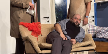 Noordteater trapt theaterseizoen af met de hilarische deurenkomedie “Kom van dat dak af!”