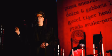 Adriaan Van Aken zoekt in Holden Caulfield vangen naar de sporen van een verloren jeugd  Tekst: Miet Waes