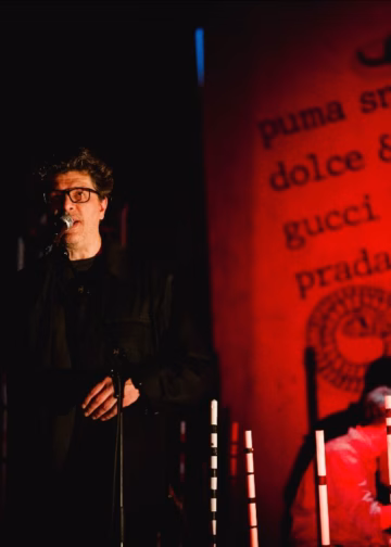 Adriaan Van Aken zoekt in Holden Caulfield vangen naar de sporen van een verloren jeugd Tekst: Miet Waes
