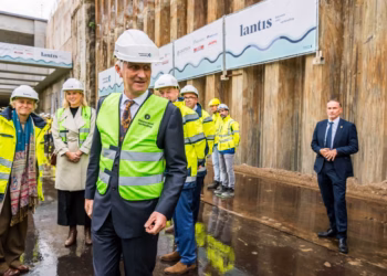 Koning Filip rijdt als eerste door werf Scheldetunnel in Antwerpen