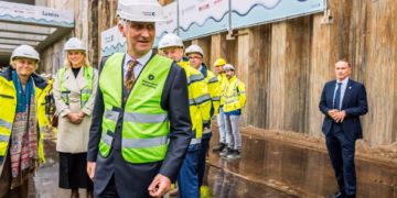 Koning Filip rijdt als eerste door werf Scheldetunnel in Antwerpen
