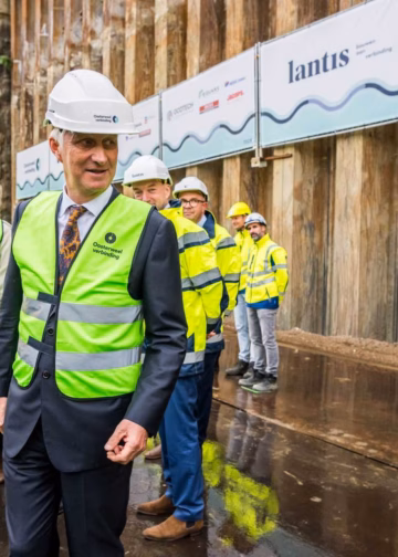 Koning Filip rijdt als eerste door werf Scheldetunnel in Antwerpen