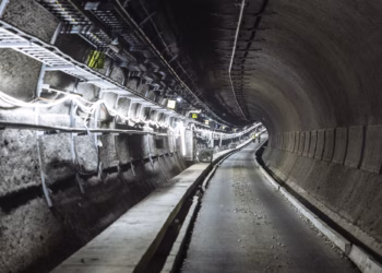 Onverwacht bijkomende asbestverwijdering zorgt voor langere renovatiewerken aan Antwerpse metrotunnel
