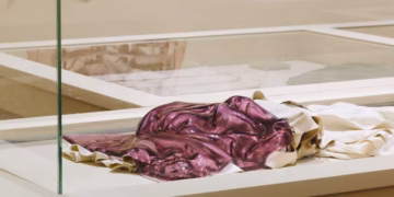 Opening van de tentoonstelling The Fabric Decides. Edith Dekyndt en Cristóbal Balenciaga in dialoog bij Bozar