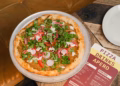 Otomat lanceert nieuwe Friends of Otomat-pizza met Libanese chef Ghina Bazzi