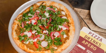 Otomat lanceert nieuwe Friends of Otomat-pizza met Libanese chef Ghina Bazzi