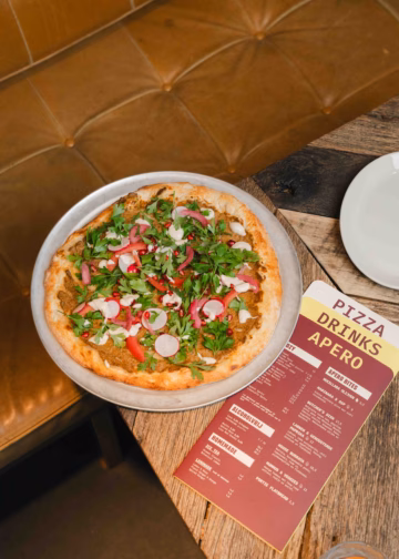 Otomat lanceert nieuwe Friends of Otomat-pizza met Libanese chef Ghina Bazzi