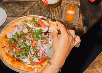 Otomat lanceert nieuwe Friends of Otomat-pizza met Libanese chef Ghina Bazzi