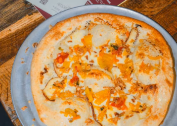 Otomat lanceert nieuwe Friends of Otomat-pizza met kaasaffineur Frederic Van Tricht en Klejman Fermentista: de CHEESY KIMCHI