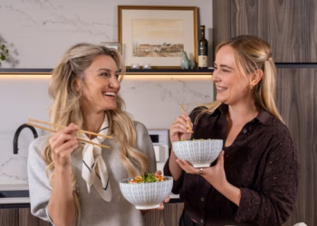 Steffi Vertriest en Charlotte Wilmssen koken voor singles in gloednieuwe online njam!-reeks